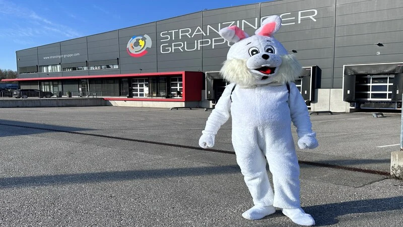 Osterhase vor dem Stranzinger Logistik Gebäude in Eberschwang